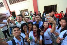 Senator Sonny Angara with students in Zamboanga
